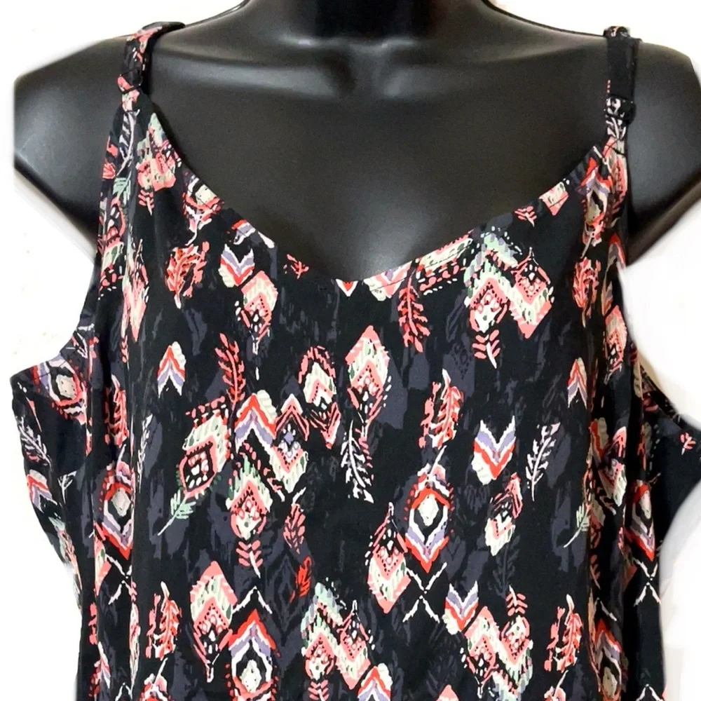 🆕🦋TORRID Feather Print Top🦋 - Picture 11 of 12